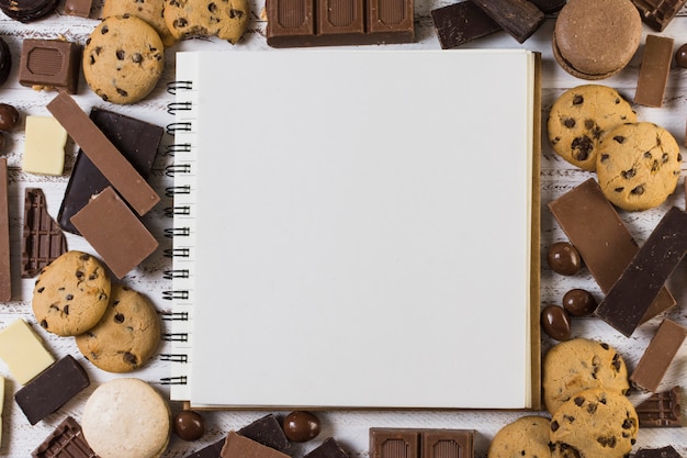 Foto gratuita libreta en blanco sobre chocolate