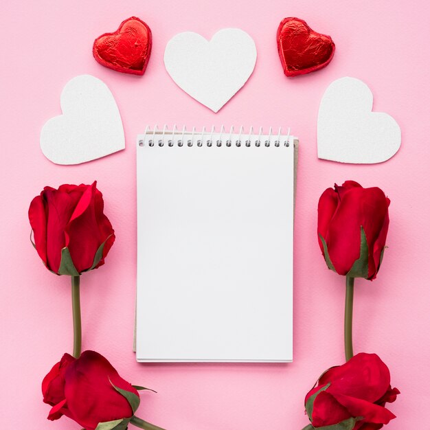 Libreta con conjunto de adornos de corazones y flores.