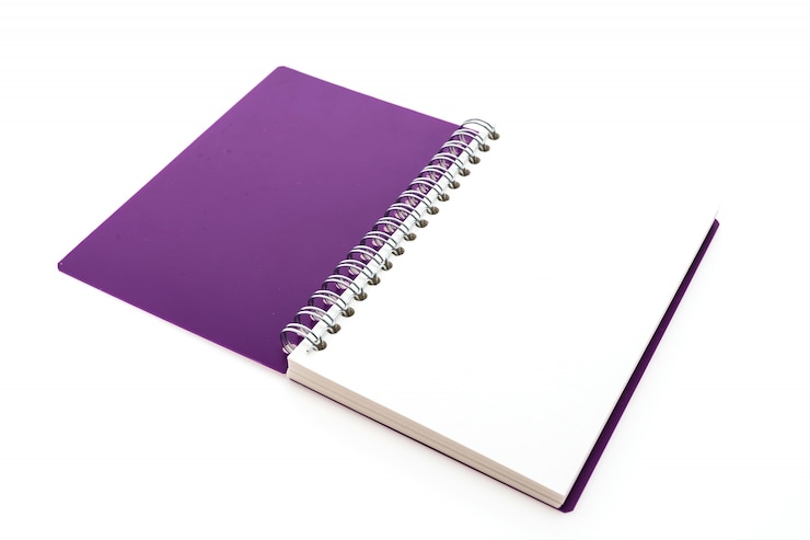 Foto gratuito libreta morada abierta