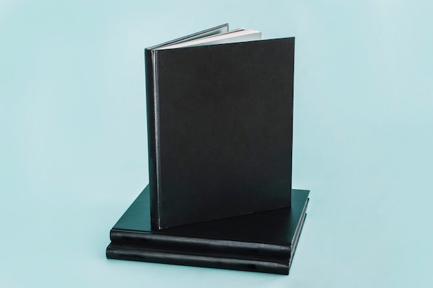 Libreta negra en pila en cuadernos