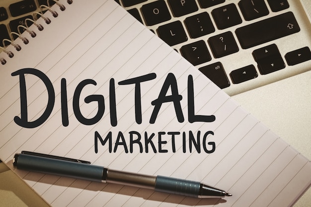 Libreta con las palabras "digital marketing"