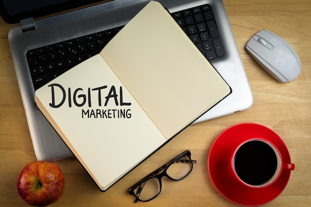 Libreta con las palabras "digital marketing"