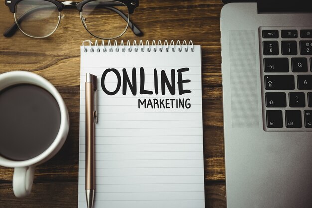 Libreta con las palabras "online marketing"