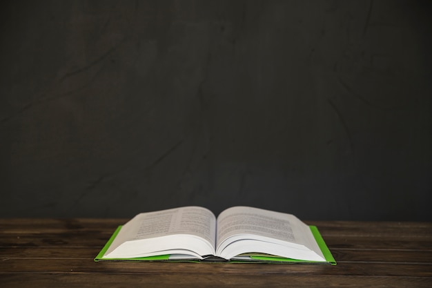 Libro abierto en la mesa de madera