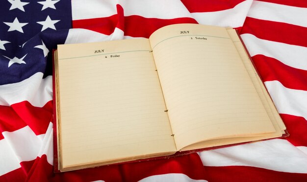 Libro abierto sobre bandera americana