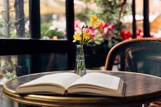 Libro abierto sobre una mesa