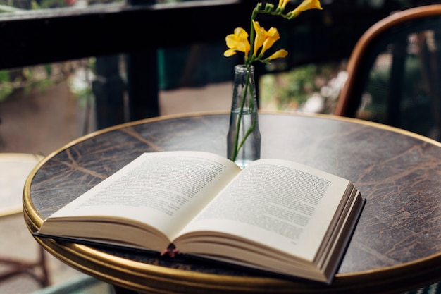 Libro abierto sobre una mesa