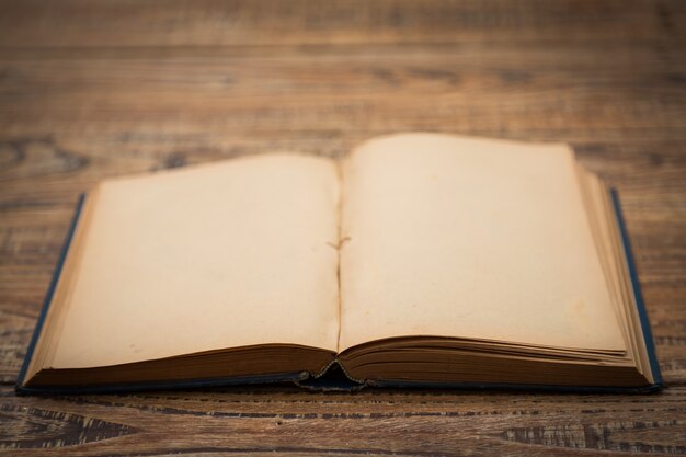 Libro antiguo abierto en una mesa de madera