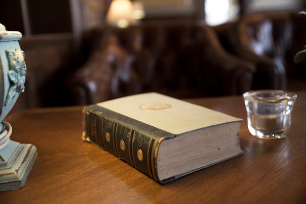 Libro antiguo en mesa de lujo