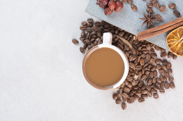 Un libro con aroma sabroso café sobre fondo blanco. Foto de alta calidad