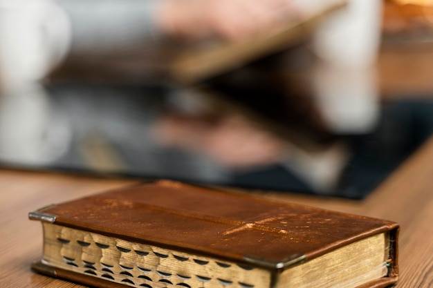 Foto gratuita libro de la biblia en la mesa de la cocina