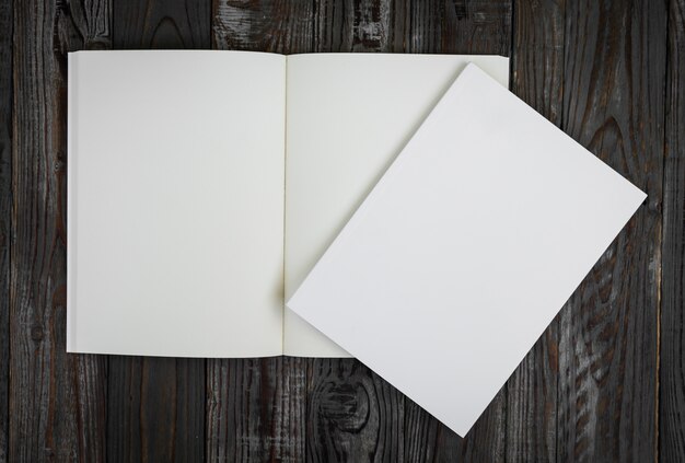 Libro en blanco sobre una mesa de madera visto desde arriba