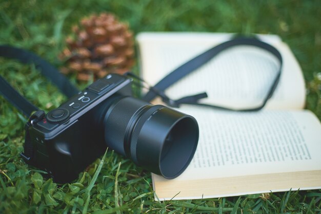 un libro y una cámara de fotos en el parque
