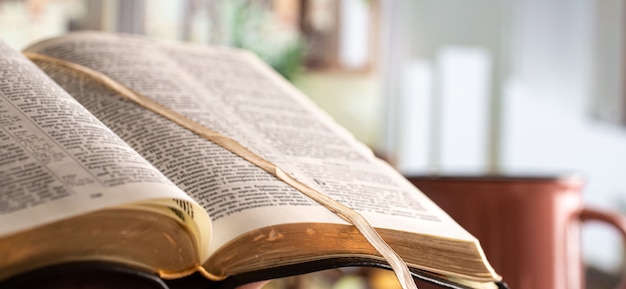 Libro de cerca de la Biblia, en la hermosa terraza. Hora de la mañana. Espacio para texto.