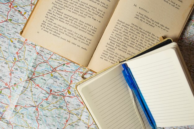 Libro y cuaderno en el mapa