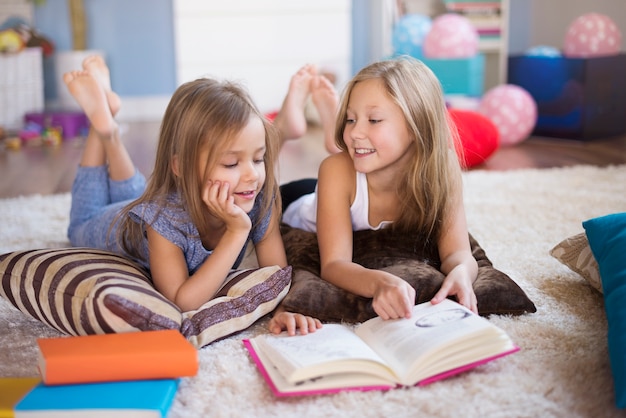 Un libro y dos chicas