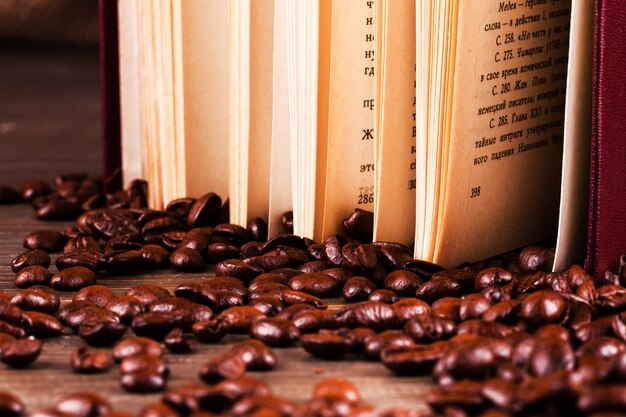 Libro se encuentra en los granos de café