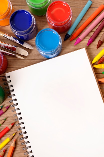 Foto gratuita libro escolar con crayones