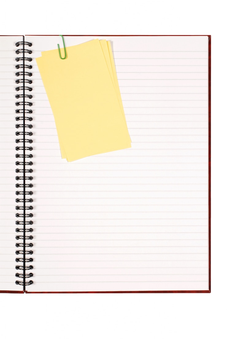 Foto gratuito libro de escritura con notas adhesivas