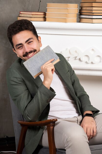 Libro de explotación del hombre sonriente joven.