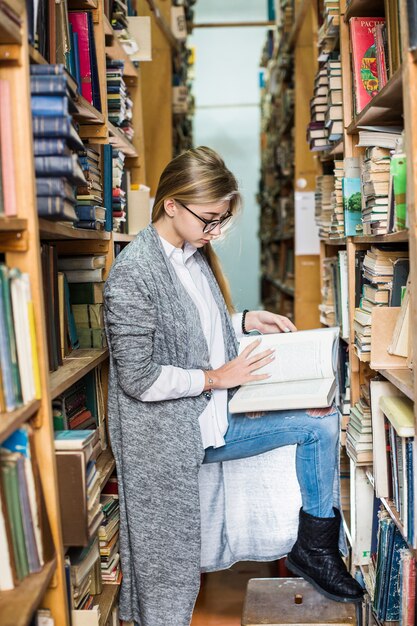 Libro de explotación de mujer en la rodilla