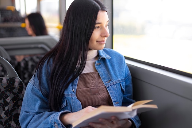 Foto gratuita libro de explotación de mujer de tiro medio