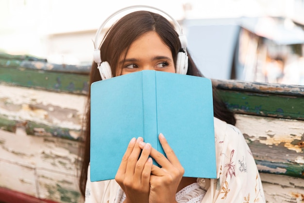 Foto gratuita libro de explotación de niña de tiro medio