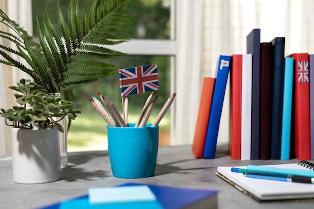 Libro de inglés descansando sobre la mesa del espacio de trabajo.