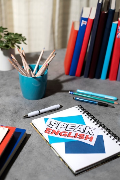 Libro de inglés descansando sobre la mesa del espacio de trabajo.