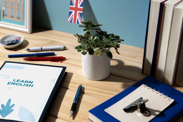 Libro de inglés descansando sobre la mesa del espacio de trabajo.