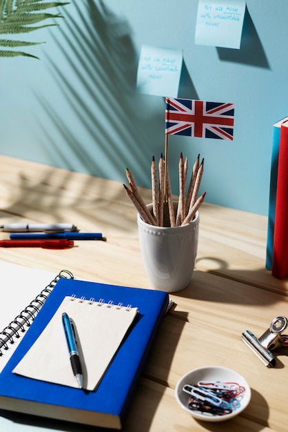 Libro de inglés descansando sobre la mesa del espacio de trabajo.