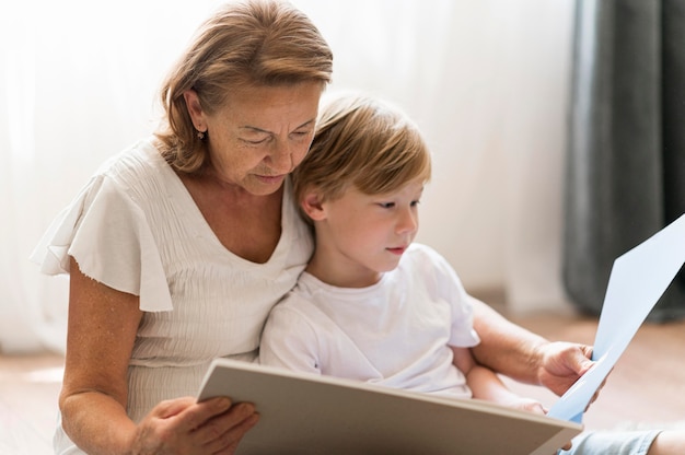 Libro de lectura de la abuela de tiro medio