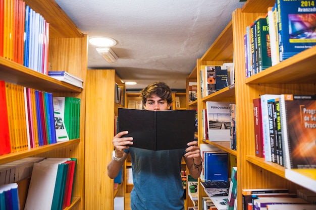 Libro de lectura adolescente entre estanterías