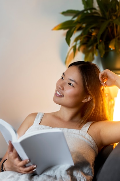 Libro de lectura para adultos en casa