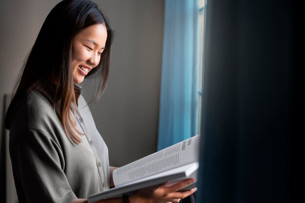 Libro de lectura para adultos en casa