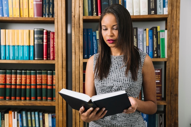 Foto gratuita libro de lectura afroamericano de la señora joven