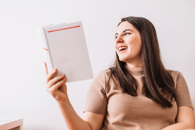 Foto gratuita libro de lectura alegre de la mujer