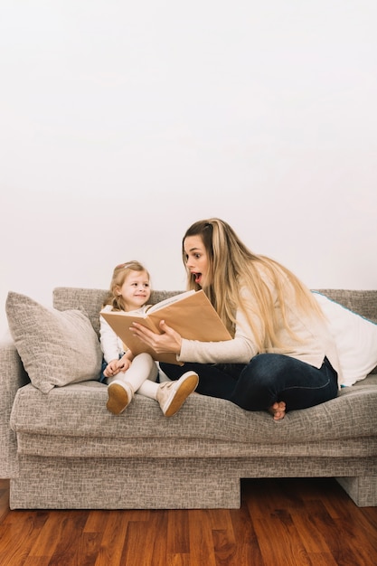 Libro de lectura asombrado de la mujer a la hija