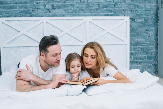 Libro de lectura familiar en la cama