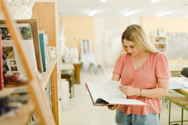 Libro de lectura hermosa joven en el taller