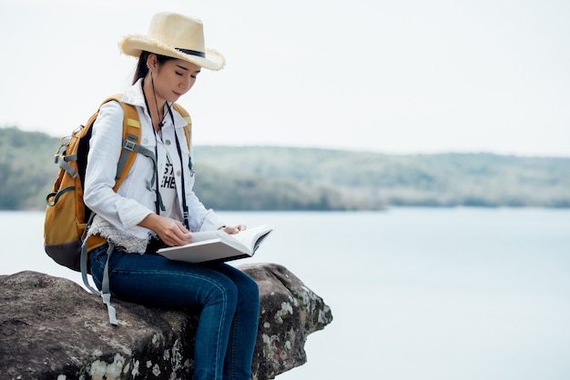 Libro de lectura hermoso de la mujer en la montaña