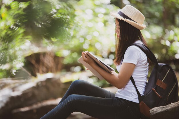 Libro de lectura hermoso de la mujer en la naturaleza