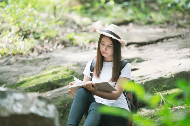 Libro de lectura hermoso de la mujer en la naturaleza