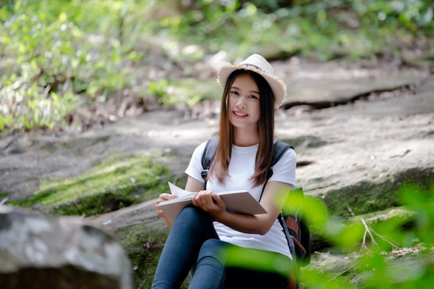 Libro de lectura hermoso de la mujer en la naturaleza