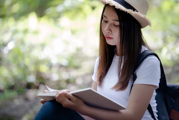 Libro de lectura hermoso de la mujer en la naturaleza