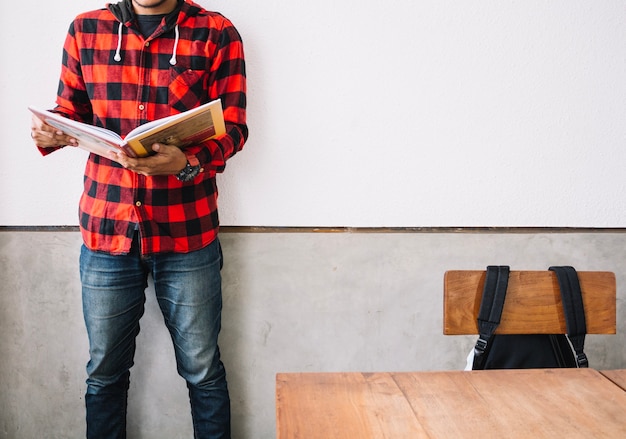 Foto gratuita libro de lectura de hombre de cultivo en la lección