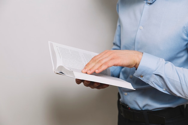 Libro de lectura de hombre de cultivo