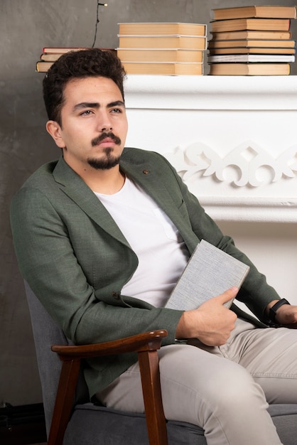 Foto gratuita libro de lectura de hombre guapo con barba.