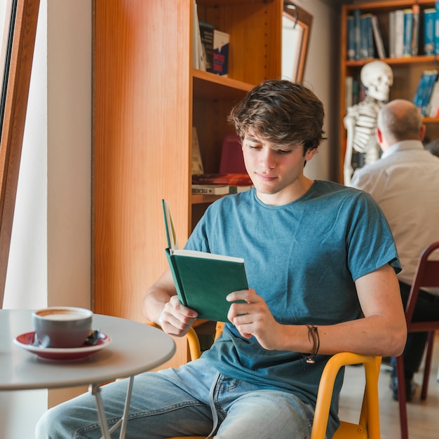 Libro de lectura de hombre guapo