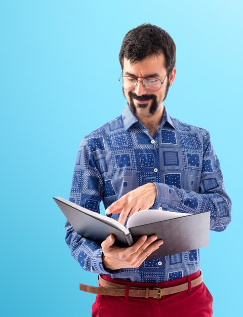 Libro de lectura del hombre joven de la vendimia